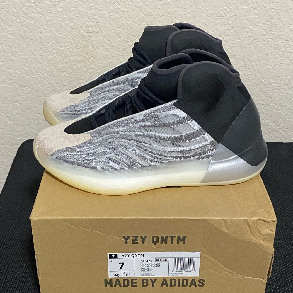 Mens Adidas Yeezy Quantum sz 7